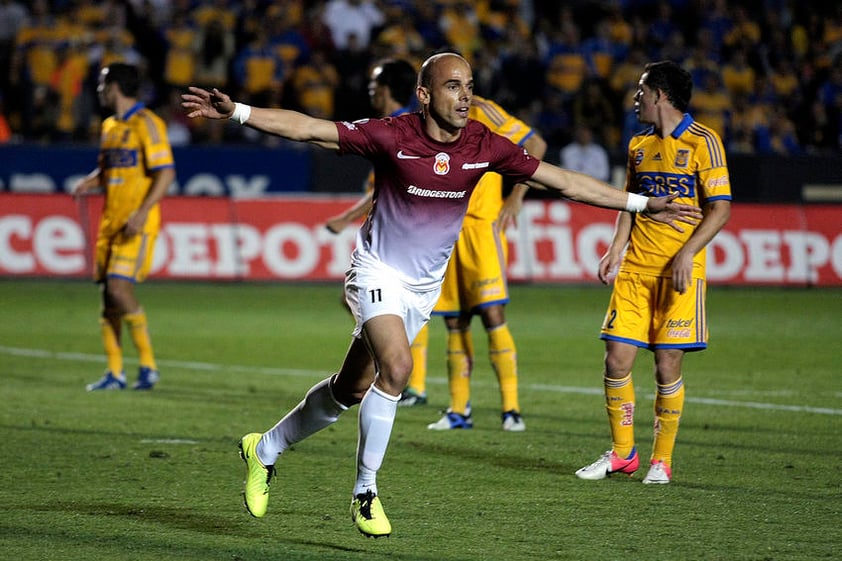 El exsantista Carlos Ochoa anotó de último minuto para dejar un empate a un gol entre Morelia y Tigres.