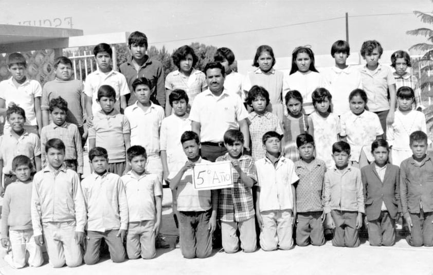 Isidro García Vázquez con sus alumnos de 5º año de la primaria José María Morelos y Pavón de la colonia El Refugio, de Gómez Palacio, Dgo., en una fotografía del año de 1971. Después de 53 años de servicio se retiró como supervisor de secundarias.