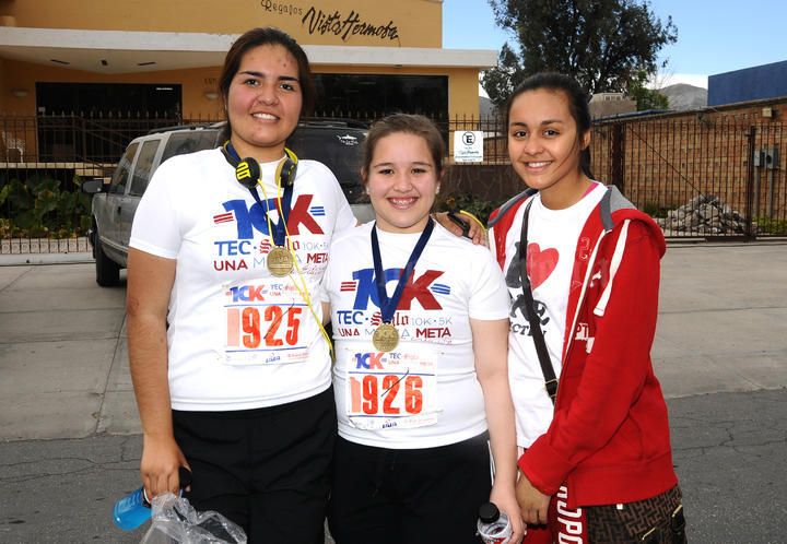 Participan en 10 k Tec-Siglo Delia Bernadac, Liliana Martínez y Fernanda Bernadac.