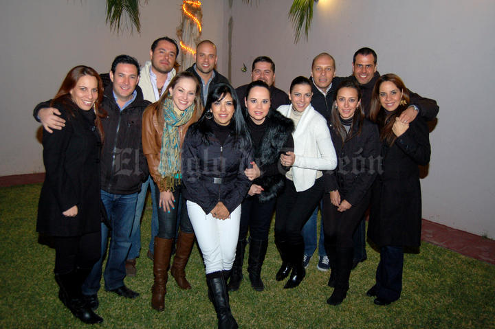 Alegre festejo de cumpleaños recibió Maribel, rodeada de un grupo de amigos.