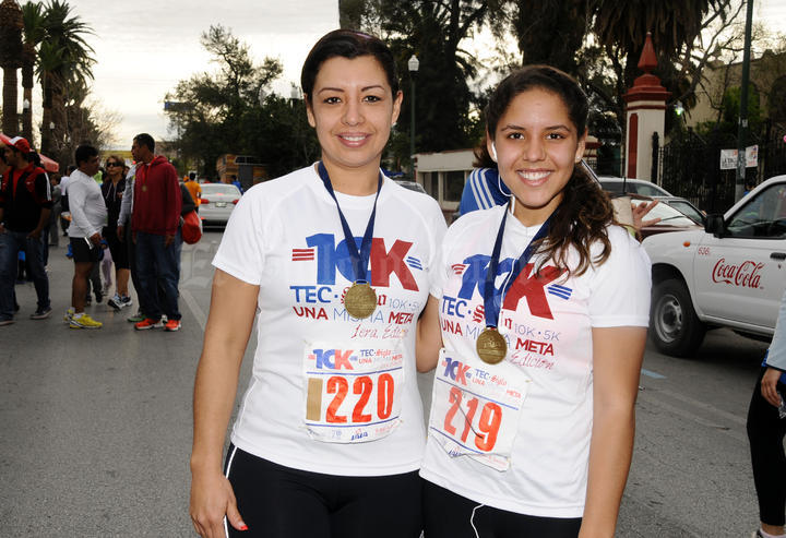 Cristina de Villalobos y Ana Karen Villalobos.