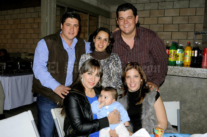 claudio y Karla Sepúlveda, dulce, abraham, Nico y Lore Islas.