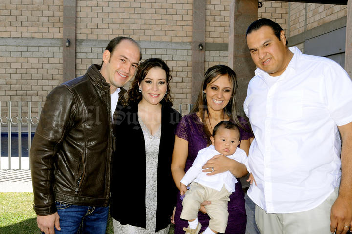 Alegre festejo. Niño Roberto antonio gonzález Robles con sus papás Cristina Robles y Jesús González; y sus padrinos Alejandro Prieto y Verónica de Prieto.