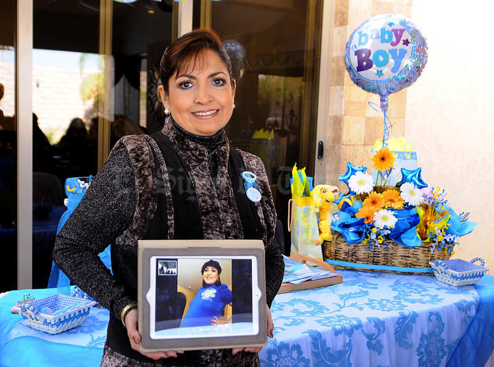 Estela de Ramos le organizó un original "baby shower" a su hija Estela Morales de Segarra, quien radida en Hartford, Connecticut, por lo que invitó a sus amistades a la recepción donde tuvieron oportunidad de felicitarla a través de un iPad.