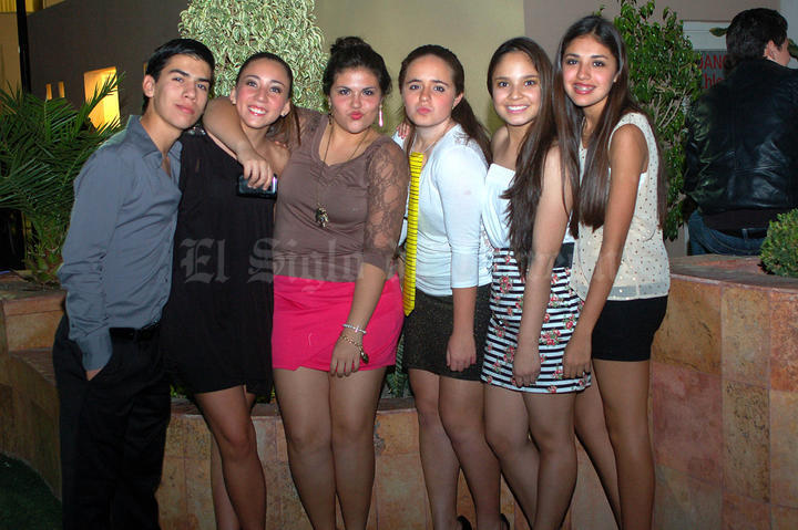 Érick, Daniel, Astrid, Paty, Gaby y Montse.