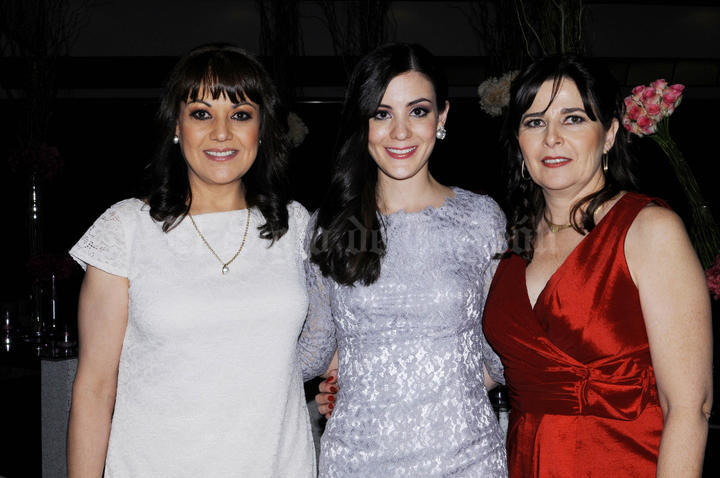 Ana Ivette junto a las anfitrionas de su festejo prenupcial: su mamá Celia y su futura suegra Leticia.