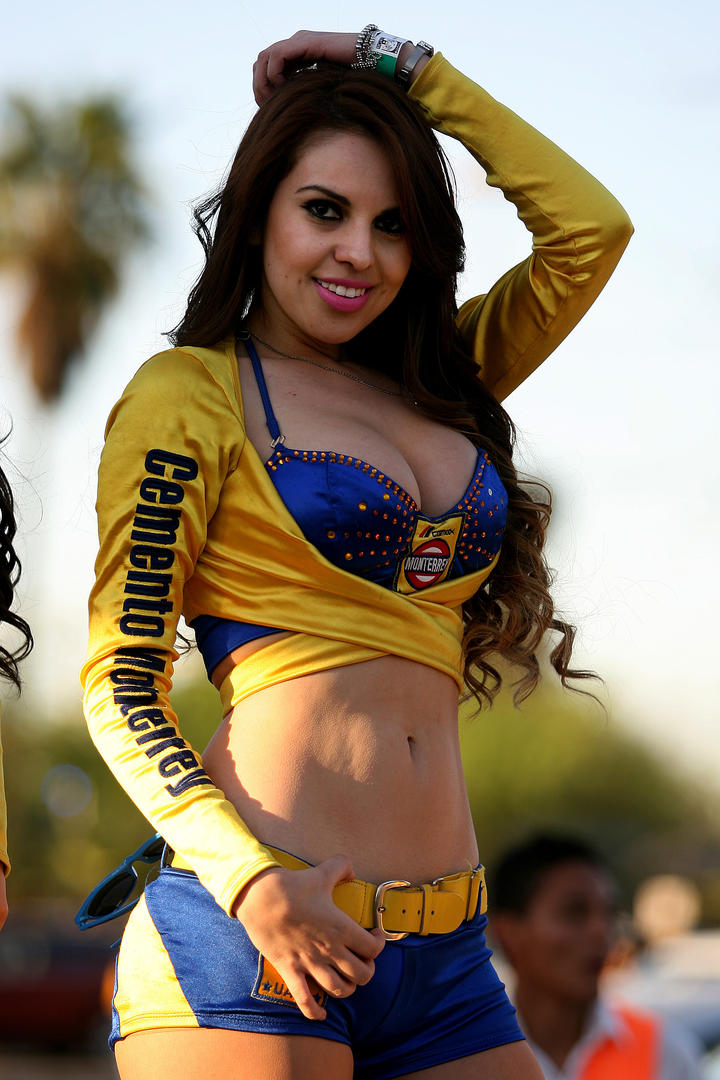 Espectacular porrista del Tigres.