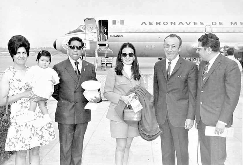 Dionisio Sánchez Herrera y compañía en el aeropuerto.