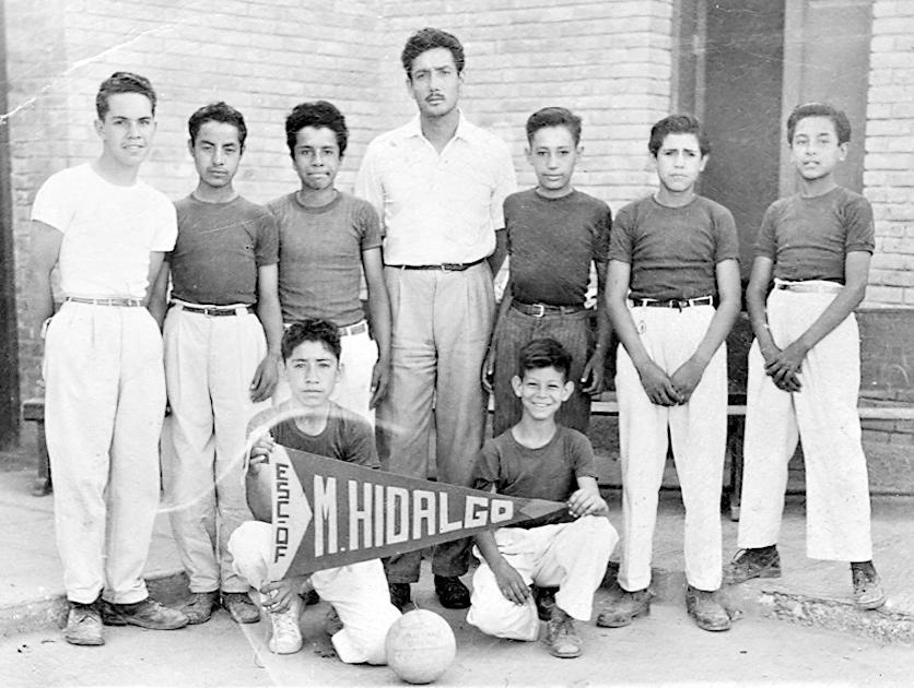 Equipo de volibol integrado por: Pedro Olmos, Jesús Cuevas, Francisco Zerín, Emilio Betancourt, Gabriel Grimaldo y Rafael Gómez, de la escuela primaria Miguel Hidalgo y Costilla, en el año de 1947.