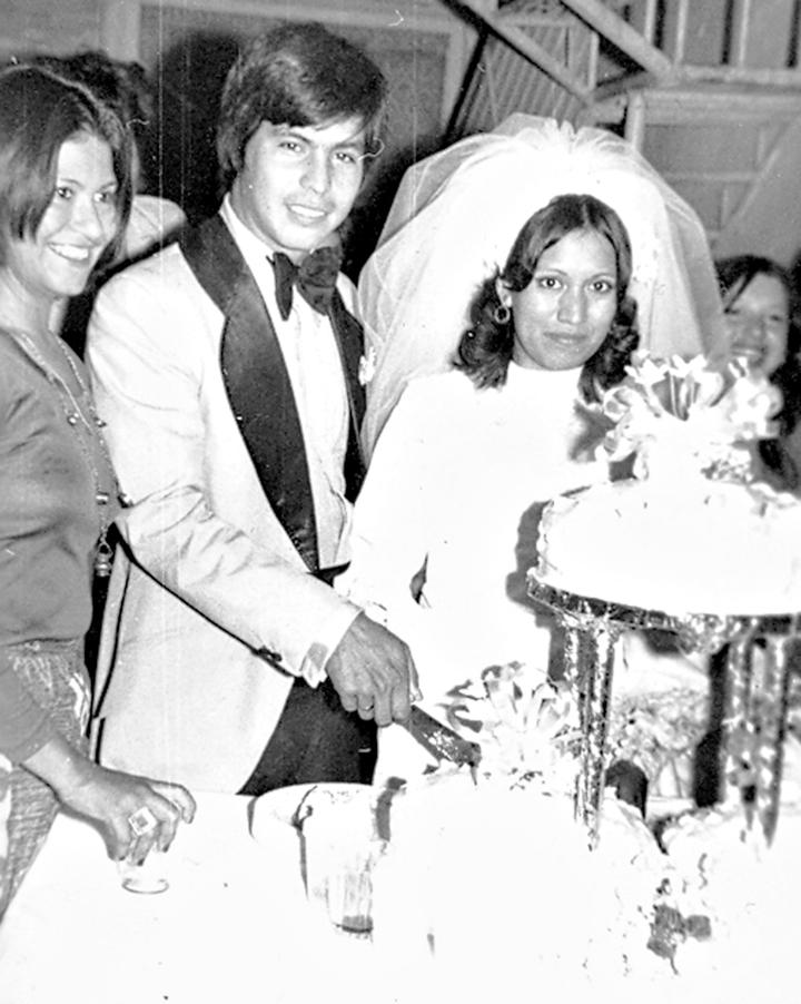 Mario Castro Herrera y Sara Chávez, el dí­a de su boda en el año de 1976; los acompaña Leticia Chávez.