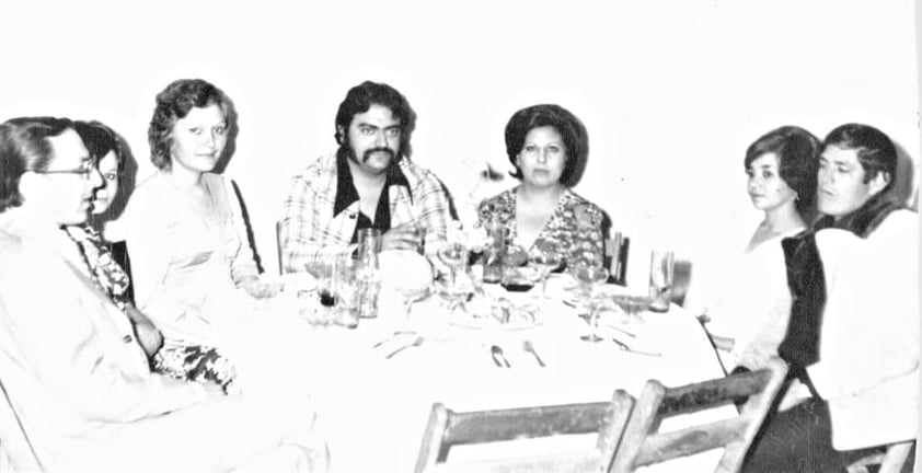 Joaquín Arias, Male Villalobos, Brenda E. Arias, Luis Arias, Rosaura Arias, Lety Garza y Artemio Alcalá (f), en festejo realizado en los años 70.