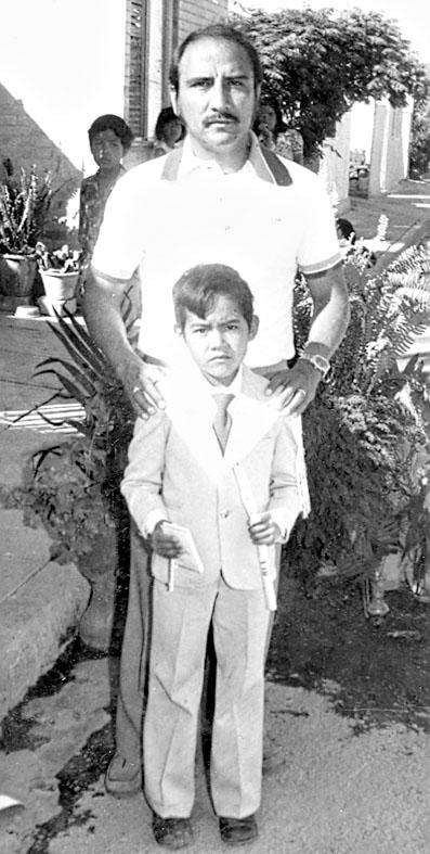 Jesús Ramírez Verdeja y niño Mauro Espinoza, fotografiados en el año de 1978.