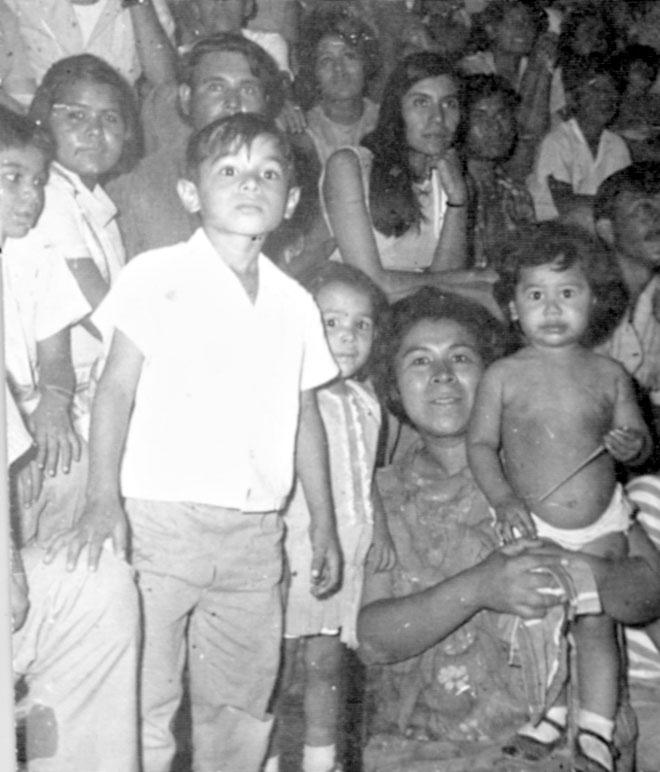 Alumnos que integran la primera generación de la Escuela Secundaria Nocturna "Pedro de Gante" 58-61. Martha Virginia Vargas Soto, Oralia Jurado Mora, José Barraza Amaya, Reyes Díaz López, Antonio Martínez Macías, José Armando Maraña Martí­nez, Jesús Galván Beltrán, Baldomero López Delgado, Carlos Gregorio Ortiz Camargo, Jesús Dagoberto Proo Moreno, Alfonso Rojas GonzÃ¡lez, Francisco Rubio Borrego, Jesús Valdivia González, Lauro Echavarrí­a Herrera, Miguel Ãngel Rodrí­guez Montoya, Guillermo Mena Saucedo, José Pedro Mojica Gutiérrez, director Profr. José Mendoza Soto, secretaria académica Luz María Parra Flores y presidenta del patronato Conchita de Montemayor.