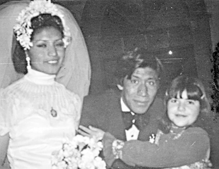 Consuelo García y Mauro Orea Palacios, junto a la niña Verónica Moreno Garcí­a, captados el 21 de abril de 1974.