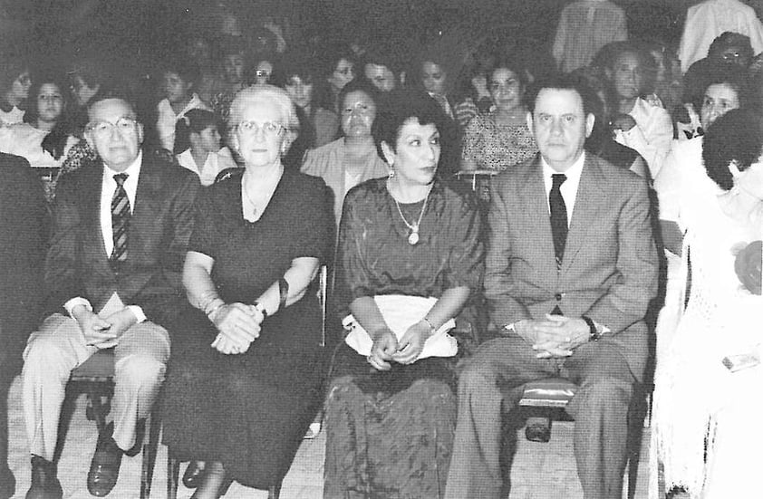 Foto tomada  el 16 de septiembre de 1988 en la Explanada de la Presidencia Municipal de Torreón, Coah., de izquierda a derecha don Emilio Herrera Muñoz, que recibió el pergamino de "Ciudadano Distinguido" y la Medalla de Oro, su esposa Elvira Arce de Herrera, sigue mi esposa Ana Rodríguez de Robles y José León Robles de la Torre, que recibió el pergamino de Ciudadano Distinguido y el Capullo de Oro, por el presidente municipal Lic. Manilo Fabio Gómez Uranga.