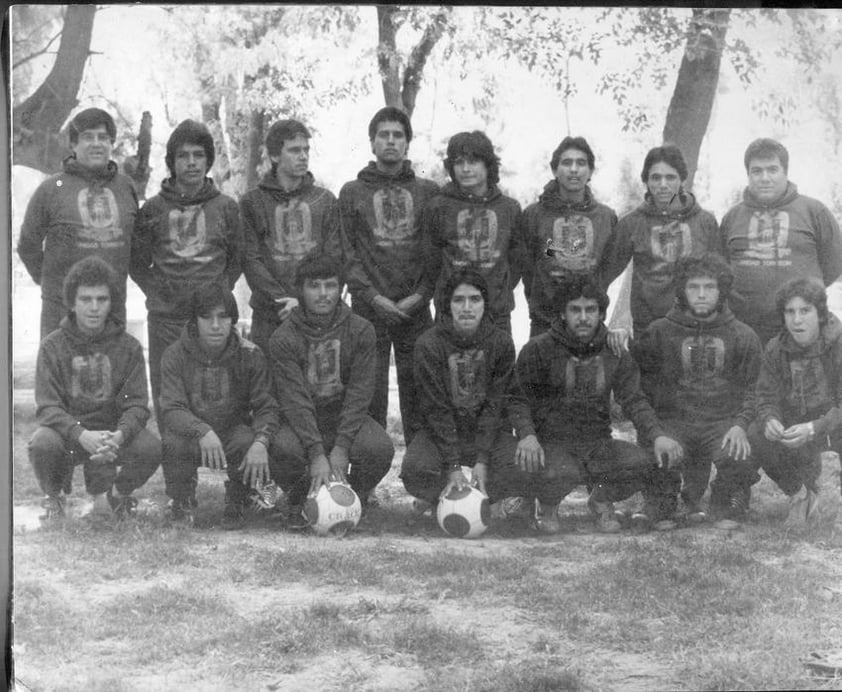 Selección de futbol de la UA de C, en el año de 1982: (de pie) Flaco Sánchez, Manuel Parra, Gabriel González, Jorge, Hugo Aguero, Trujillo, Juan M. González, (incados) Chuy Niño, Joaquí­n Juárez, Benito, Miguel Zapata, Jaime, Jaik Lozano y Jesús Lozano.