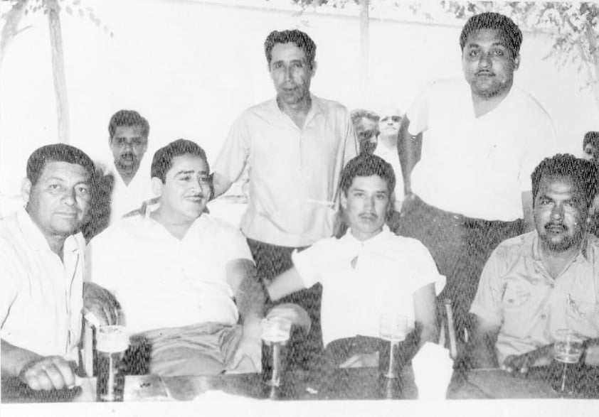 José Guadalupe Castillo, Óscar Vázquez L., Andrés Carreón, Pablo Mejí­a Torres, Humberto Santibáñez y Ricardo Puente en festejo del Día de los Ferrocarrileros, 1950.