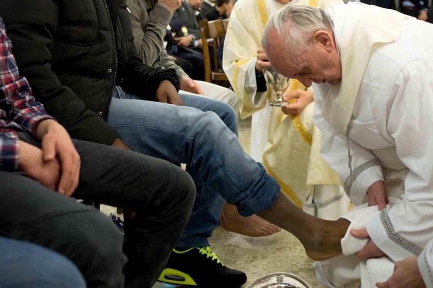 El Papa Francisco lavó los pies de 12 jóvenes internos del Instituto de Casal de Marmol, repitiendo simbólicamente el gesto de Jesús con sus apóstoles en el curso de la misa de la última cena, el Jueves Santo.