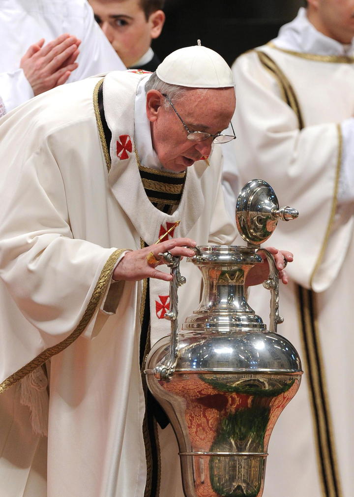 Durante la celebración,el Papa realizó la bendición de los óleos de los catecúmenos, de los enfermos y el crisma -aceite y bálsamos mezclados- que se utilizan para ungir a los que se bautizan, a los que se confirman y para la ordenación sacerdotal, que le fueron presentados en tres grandes jarras de plata.