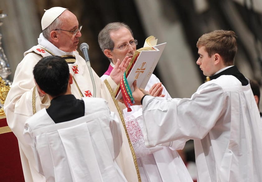 Francisco ofició en la basílica de San Pedro del Vaticano la Misa Crismal, que abre el Triduo Pascual y durante la cual los sacerdotes renovaron las promesas sacerdotales, pobreza, castidad y obediencia.