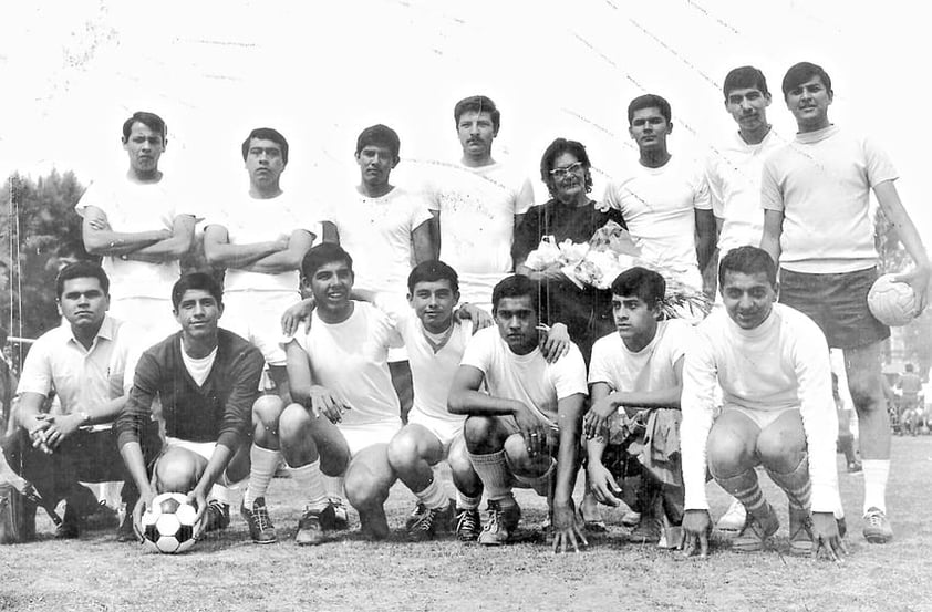 Equipo de futbol exalumnos "18 de Marzo" (MiscelÃ¡nea Panchita) en el aÃ±o de 1968: Juan Ãvalos, Ismael Tapia, JosÃ© Ãngel CarreÃ³n, Ernesto Porras, Panchita Rayas (madrina), José de Jesús RamÃ­rez, AgustÃ­n Barboza, Homero Meraz (f), Alejandro CastaÃ±eda, Wilibardo Betancourt (f), Fidel Barboza, Sergio FernÃ¡ndez (f), MoisÃ©s Cortes, Enrique Frí­as y Anselmo MartÃ­
nez (f).