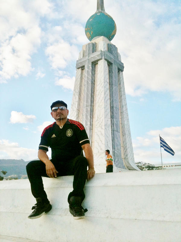 En el monumento El Salvador del mundo, en San Salvador, el Salvador. Centroamérica