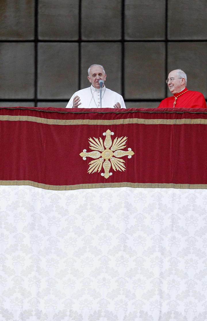 "Un amor tan grande, tan profundo el que Dios nos tiene, un amor que no decae, que siempre aferra nuestra mano y nos sostiene, nos levanta, nos guía", dijo el Papa-