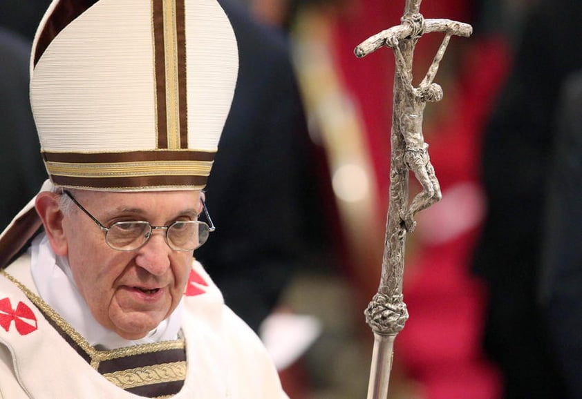 El papa portó la cruz pastoral de Juan Pablo II, que antes había pertenecido a Pablo VI, y la misma mitra y casulla blancas con sencillas líneas marrones y doradas que usa en todas las ceremonias.