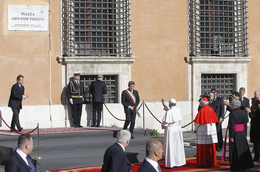 Media hora antes de que comenzara la ceremonia, el papa en compañía del alcalde de Roma, Gianni Alemanno, asistió al acto de dedicatoria de una plaza próxima a la basílica a Juan Pablo II, descubriendo además una placa con el nombre del pontífice polaco, que Francisco aplaudió y bendijo.