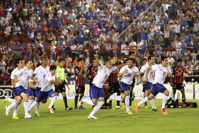 Pero Luis Venegas de Atlante, mandó por un lado su penal y, junto a la atajada de Corona, pusieron el 4-2 definitivo que permitió a los celestes levantar la Copa.