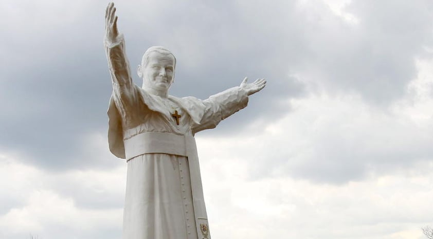 Juan Pablo II, que encabezó la Iglesia católica durante 27 años antes de morir en el 2005, sigue siendo muy admirado en su país.