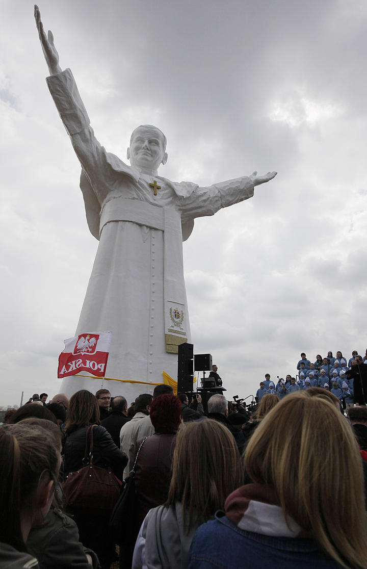 La estatua fue financiada por el empresario Leszek Lyson en gratitud por lo que dice fue la intervención del Santo Padre en la salvación de su hijo cuando estaba a punto de ahogarse.