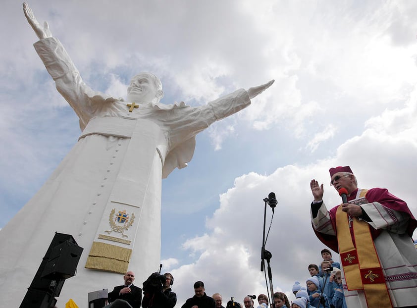 El arzobispo Waclaw Depo develó el monumento en honor del pontífice polaco en la ciudad meridional de Czestochowa, sede del monasterio de Jasna Gora, el centro de peregrinación más importante de este país predominantemente católico.