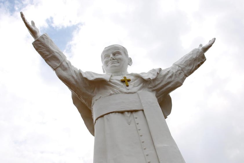 La estatua mide casi 14 metros (más 45 pies).