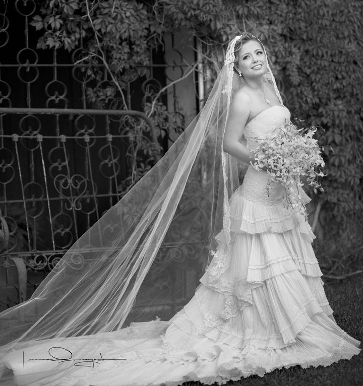 WENDY  Isabel Vaquera Flores el dí­a de boda con el Arq. Humberto Iván de León Maravilla.- Laura Grageda Fotografí­a