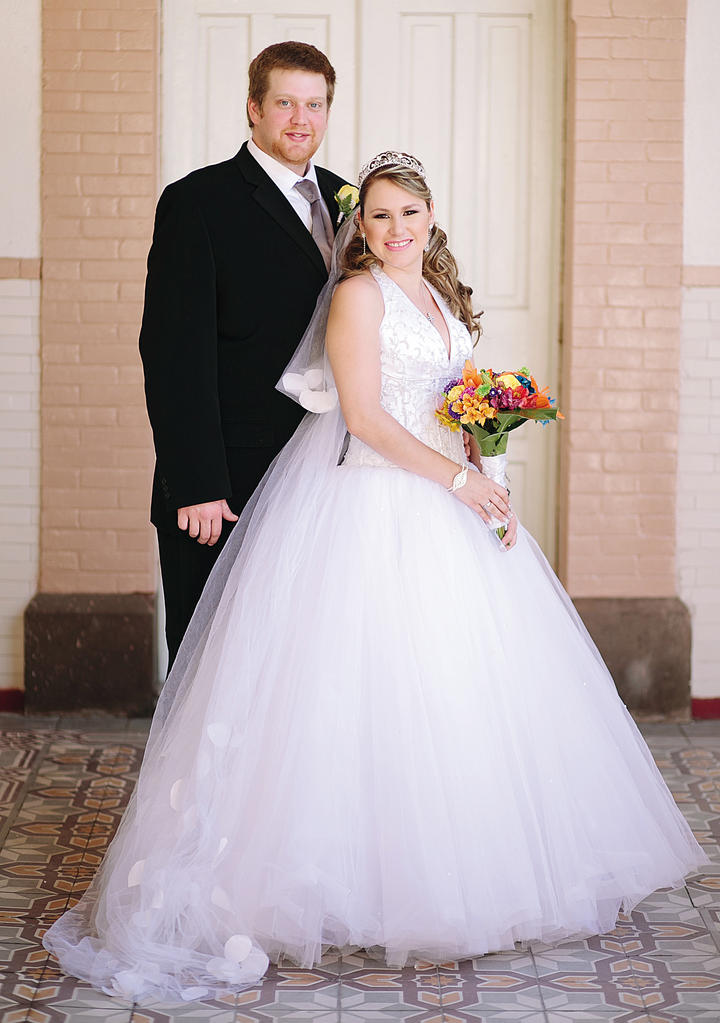 ING. MARTÍ­N  R. Olgren III e Ing. Daniela González Rodr­guez contrajeron matrimonio en la Parroquia Sagrada Familia en la colonia Las Rosas, el dí­a seis de abril de 2013, en punto de las 13:00 horas. Los novios son hijos de los Sres. Guillermo G. González Marín y Felisa Rodríguez de González; Martín R. Olgren Jr. y Jackie N. Thurston.