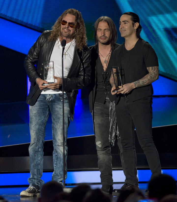 La banda mexicana de rock Maná recibió el Premio Billboard Espíritu de la Esperanza como reconocimiento a sus esfuerzos en pro de la conservación del medio ambiente y el desarrollo social a través de su organización sin fines de lucro Fundación Selva Negra.