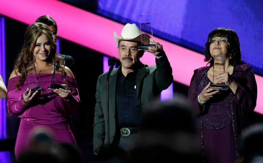 Jenni Rivera recibió un tributo póstumo y logró premios como la Artista del Año y por el Álbum Regional Mexicano del Año con “La misma gran señora”, entre otros. Su padre Pedro Rivera, su madre Rosa Saavedra y sus dos hijas subieron a recoger los premios y su hermano Juan Rivera interpretó un tema en su honor.