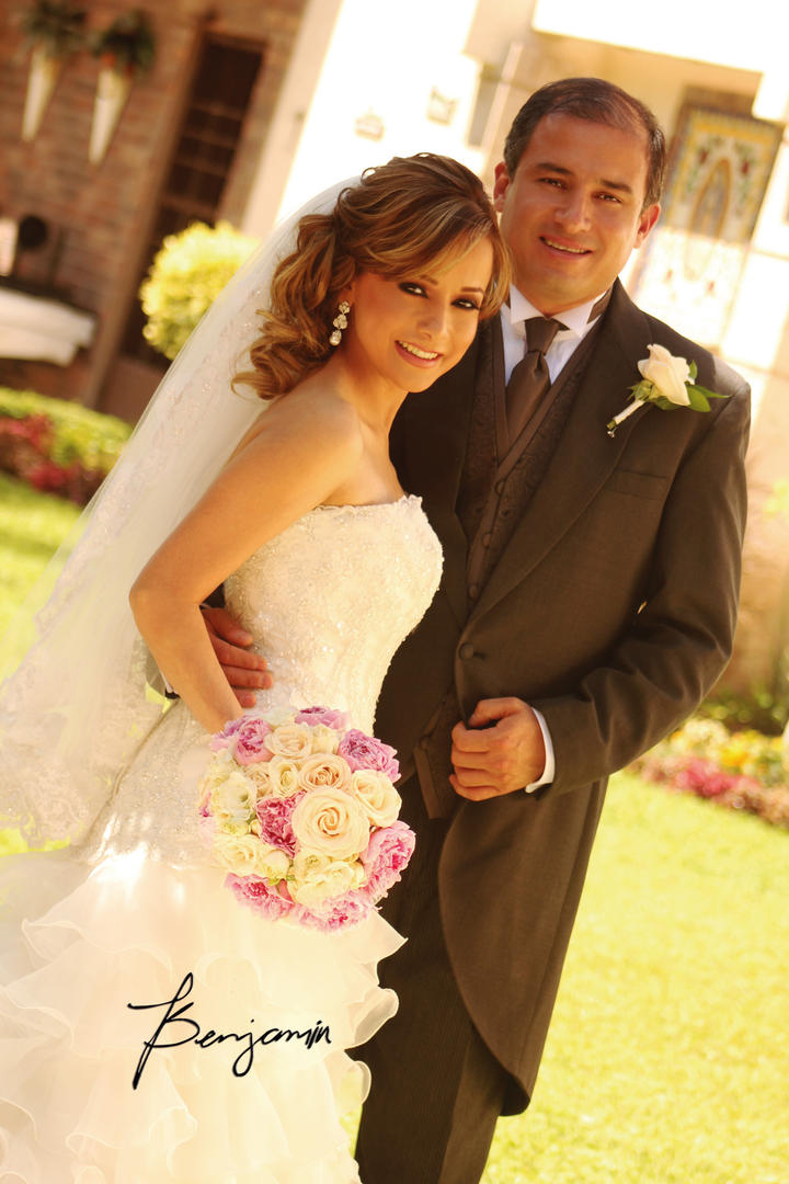 LIC. GABRIELA  Gamboa Romero e Ing. Gerardo González Núñez, unieron sus vidas en matrimonio el 13 de abril de 2013, en la Parroquia de San Pedro Apóstol. Los nuevos esposos son hijos de los Sres. Zenón Gamboa Fernández y Leonor Romero Flores; Gerardo González Ruiz y Blasa Núñez Reynoso.- Benjamí­n Fotografí­a