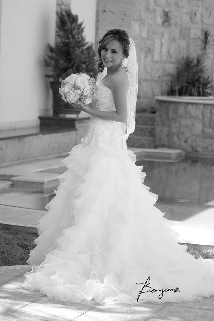 LIC. GABRIELA  Gamboa Romero el día de su boda con el Ing. Gerardo González Núñez.- Benjamí­n Fotografí­a