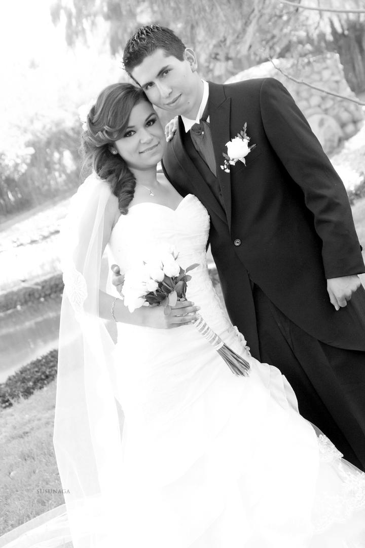 SRITA. DIANA  Gabriela Monreal Valdez y Sr. Marcelo Salvador Ortiz Chávez, contrajeron matrimonio el dí­a seis de abril de 2013, en la Catedral de Nuestra Señora del Carmen y posteriormente ofrecieron una espléndida recepción en el Casino Monarca.- Susunaga Fotografí­a