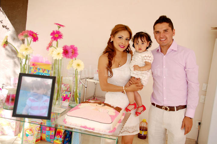 Para celebrar que la pequeña Camila Cárdenas recibió el Sacramento del Bautismo, sus papás Brenda y Ulises Cárdenas ofrecieron una linda recepción. Amistades y familiares acudieron a pasar una alegre tarde, llena de diversión y sorpresas.