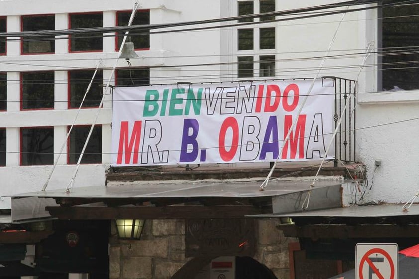 En las inmediaciones del hotel, donde se montó un fuerte dispositivo de seguridad, había mensajes de bienvenida para el presidente norteamericano.