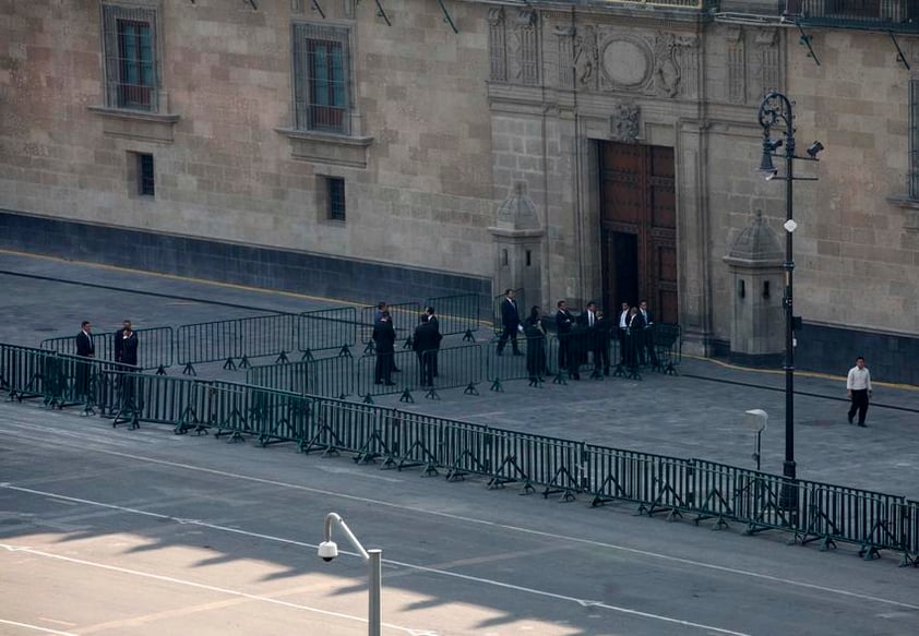 También Palacio Nacional y el Zócalo capitalino, el primer lugar a donde se dirigió el presidente norteamericano, estuvo resguardado por elementos de seguridad.