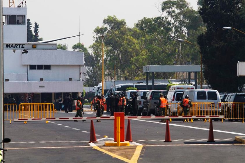 Desde antes de su arribo a la capital, elementos del Ejército mexicano resguardaban el hangar presidencial, a donde llegó el avión de Obama.