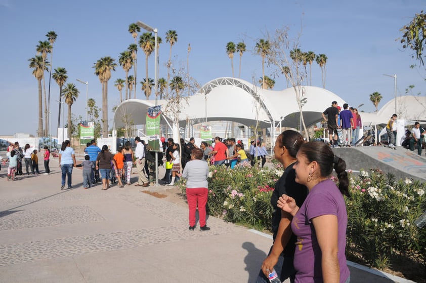 Tiene además gimnasio al aire libre, andadores, guarniciones, skate park, planta de tratamiento en una primera etapa; estacionamientos con caseta de acceso; trotapista, sistema de riego y reja perimetral, así como las obras inducidas de redes hidrosanitarias y eléctricas; sanitarios, bosquete y oficinas generales.