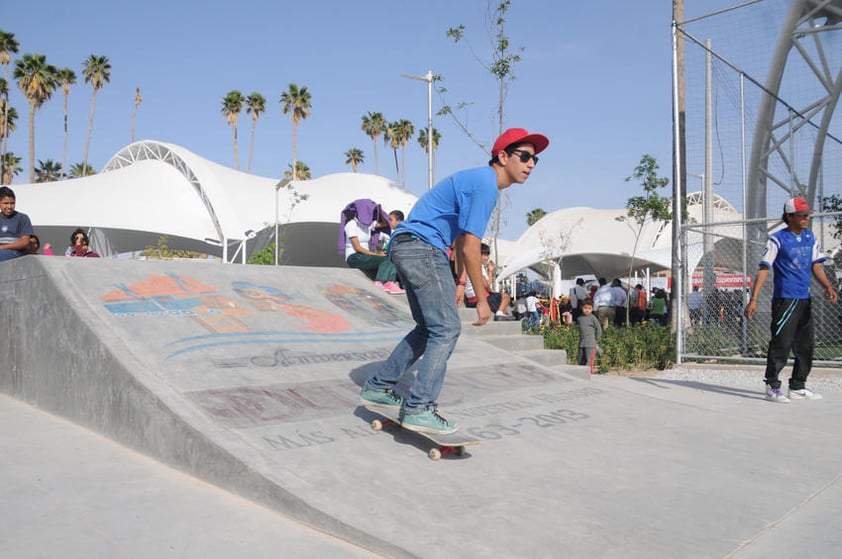 En su primera etapa el parque abarca 32 mil 715 metros cuadrados y cuenta con cancha de futbol siete y dos de basquetbol con velaria o lona; plaza de acceso y área de cascada.