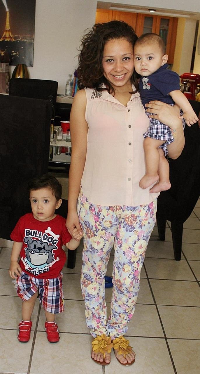 Alejandra Fabiola Gutiérrez feliz con sus pequeños.