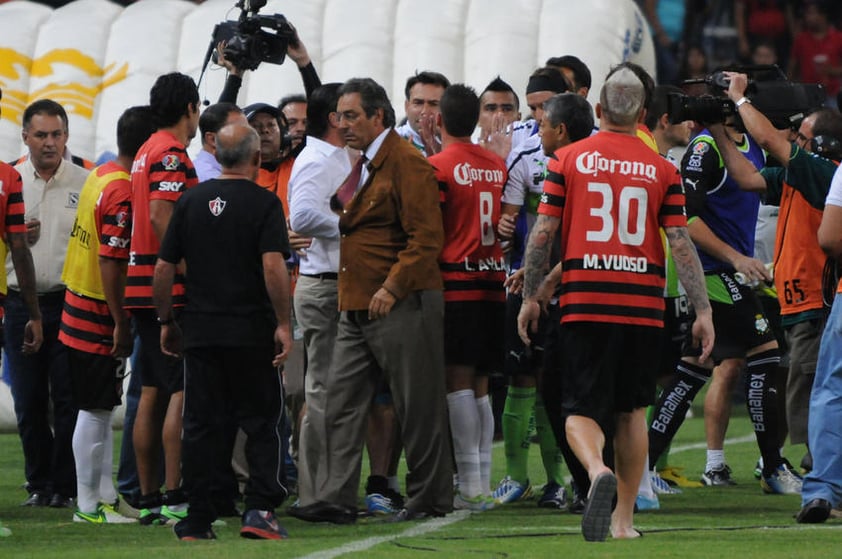 Tremendo zafarrancho se armó en la zona técnica de las bancas, luego de la tercera anotación de los Guerreros, en la que inclusive Tomás Boy llegó a empujar a Pedro Caixinha.