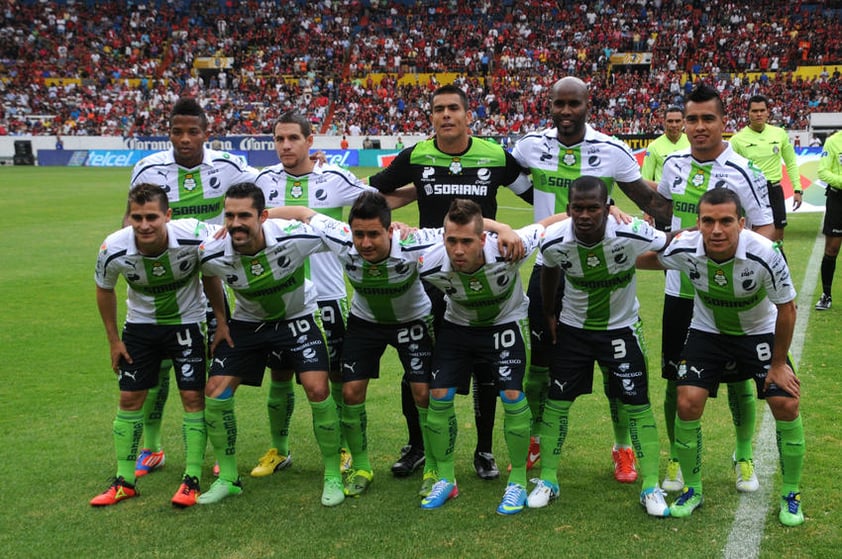 Santos Laguna firmó su pase a las semifinales de la Liga MX tras una contundente victoria 3-1, en el Estadio Jalisco, sobre los Rojinegros del Atlas, en la vuelta de los cuartos de final del Clausura 2013.